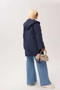 Granatowy przejściowy płaszcz damski Arlene o trapezowym kroju z kapturem - 7