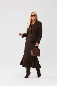 Czekoladowy komplet damski Adeline z taliowanym żakietem i spódnicą z falbaną - 3