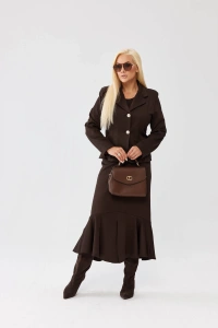 Czekoladowy komplet damski Adeline z taliowanym żakietem i spódnicą z falbaną - 4