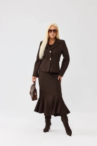 Czekoladowy komplet damski Adeline z taliowanym żakietem i spódnicą z falbaną - 5