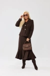 Czekoladowy komplet damski Adeline z taliowanym żakietem i spódnicą z falbaną PLUS SIZE XXL OVERSIZE WIOSNA