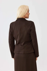 Czekoladowy komplet damski Adeline z taliowanym żakietem i spódnicą z falbaną - 6