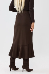 Czekoladowy komplet damski Adeline z taliowanym żakietem i spódnicą z falbaną - 8