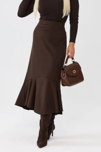 Czekoladowy komplet damski Adeline z taliowanym żakietem i spódnicą z falbaną - 7