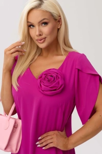 Wizytowa sukienka Ewa w kolorze magenta z falbanami i odpinaną różą na wesele - 2