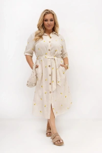 Sukienka koszulowa PLUS SIZE Lemone z paskiem podkreślającym talię. Beżowa sukienka midi z bawełny i lnu dla puszystych kobiet na lato.