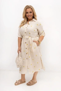 Beżowa sukienka midi PLUS SIZE z kieszeniami i paskiem. Wygodna sukienka koszulowa z bawełny i lnu do codziennych stylizacji.