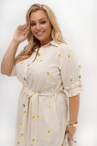 Sukienka damska PLUS SIZE Lemone z naturalnej tkaniny bawełna i len. Zbliżenie na kołnierzyk, guziki i wzór w cytrynki.