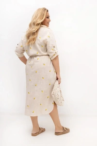 Sukienka koszulowa PLUS SIZE Lemone – tył modelu. Beżowa sukienka midi z naturalnej tkaniny bawełniano-lnianej.