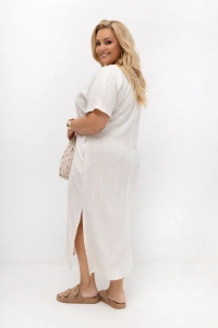 Sukienka plus size ecru z wiskozy – tył modelu z krótkim rękawem i bocznym rozporkiem. Luźna sukienka XXL na lato dla kobiet o pełniejszych kształtach.