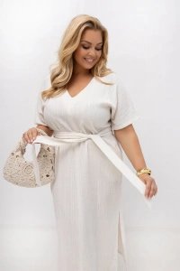Sukienka plus size ecru z paskiem – zbliżenie dekoltu V, wiązania w talii oraz lekkiej kreszowanej tkaniny z wiskozy. Elegancka sukienka XXL na lato.