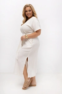 Sukienka plus size ecru z rozporkiem – boczny profil sukienki z dekoltem V, paskiem i wygodnym fasonem. Długa sukienka XXL na lato i wakacje.