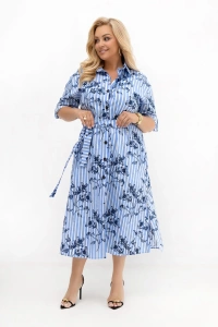 Koszulowa sukienka plus size Iris z 100% bawełny w błękitne paski z granatowym kwiatowym printem. Model midi z paskiem, kołnierzykiem i kieszeniami idealny na lato, do pracy i na co dzień.