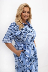 Detal sukienki plus size Iris z paskiem w talii, kieszeniami i subtelnym kwiatowym wzorem. Bawełniana sukienka midi dla kobiet noszących większe rozmiary.