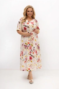 Sukienka plus size Florka z naturalnej tkaniny prezentowana z przodu. Kobiecy fason z dekoltem V, paskiem podkreślającym talię i kwiatowym printem sprawdzi się na lato, spotkania rodzinne, przyjęcia oraz codzienne stylizacje.