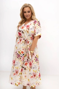 Zbliżenie sukienki plus size Florka eksponuje dekolt V, delikatny kwiatowy wzór oraz pasek wiązany w talii. Elegancka sukienka midi z naturalnej tkaniny będzie idealnym wyborem na lato i rodzinne uroczystości.