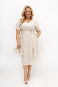 Beżowa sukienka plus size przewiązana paskiem podkreślającym talię. Dekolt V, subtelne cekiny oraz minimalistyczny fason sprawiają, że model doskonale sprawdzi się na rodzinne uroczystości i letnie wyjścia.