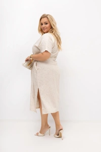 Tylne ujęcie beżowej sukienki plus size z subtelnymi cekinami i bocznym rozporkiem. Prosty fason oraz naturalnie układająca się tkanina zapewniają wygodę i elegancki wygląd z każdej strony.
