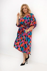 Przód sukienki plus size Arie z kolorowym wzorem w koła eksponuje luźny fason, kobiecy dekolt V, pasek oraz wygodne rękawy z delikatnym marszczeniem przy mankietach.