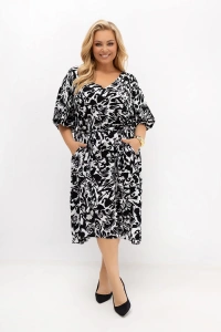 Elegancka sukienka plus size Arie w czarno-biały roślinny print. Model z dekoltem V, paskiem podkreślającym talię oraz praktycznymi kieszeniami. Lekka wiskoza zapewnia komfort noszenia na co dzień i wyjątkowe okazje.