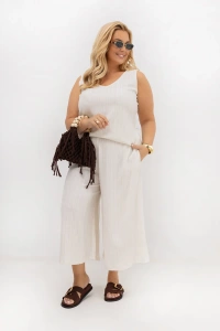 Komplet damski PLUS SIZE Nelka ecru z szerokimi spodniami culotte – ujęcie z boku podkreślające lekki fason i naturalną tkaninę.