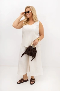 Letni komplet Nelka ecru PLUS SIZE – top z dekoltem V i spodnie culotte w eleganckiej stylizacji casual.
