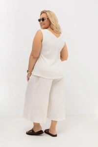 Komplet Nelka ecru PLUS SIZE – tył topu i szerokich spodni culotte z lekkiej kreszowanej tkaniny.