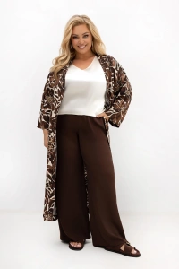 Kimono Adele plus size w brązowy kwiatowy wzór wykonane z lekkiej 100% wiskozy. Długie kimono damskie XXL z rękawem 3/4 doskonale uzupełnia letnie i eleganckie stylizacje.