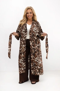 Długie kimono Adele plus size z paskiem do wiązania w brązowy kwiatowy wzór. Lekka narzutka z wiskozy dla kobiet plus size.