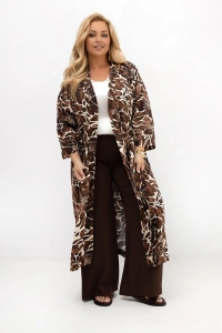 Długie kimono Adele plus size z 100% wiskozy w brązowy kwiatowy wzór. Lekki, zwiewny fason z rękawem 3/4 sprawdzi się jako narzutka do codziennych i wakacyjnych stylizacji.