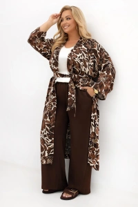 Długie kimono Adele plus size z paskiem i rękawem 3/4 w kwiatowy wzór. Stylowa narzutka XXL z lekkiego materiału.