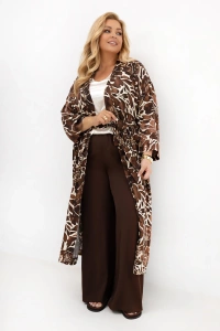 Kimono Adele plus size w brązowy kwiatowy wzór z lekkiej wiskozy. Elegancka narzutka damska XXL do letnich stylizacji.