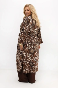 Kimono Adele plus size w kwiatowy wzór – widok z tyłu. Długi fason z paskiem wykonany z przewiewnej wiskozy.