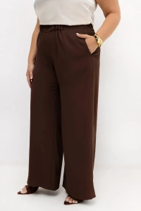 Eleganckie brązowe spodnie damskie Elisa PLUS SIZE z praktycznymi kieszeniami i szerokimi nogawkami. Wysokiej jakości materiał oraz ponadczasowy fason gwarantują wygodę i elegancki wygląd.