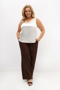 Brązowe spodnie damskie Elisa PLUS SIZE z prostą szeroką nogawką i elastycznym pasem w eleganckiej stylizacji. Uniwersalny model doskonale sprawdzi się do pracy, na spotkania oraz rodzinne uroczystości.