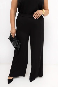 Czarne eleganckie spodnie damskie PLUS SIZE Elisa – przód stylizacji z szerokimi prostymi nogawkami. Ujęcie prezentuje dopasowanie spodni oraz przód czarnego topu z dekoltem w kształcie litery V.