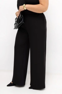 Czarne spodnie damskie PLUS SIZE Elisa w eleganckiej stylizacji z czarnym topem. Szerokie nogawki, wysoki stan i klasyczny fason sprawiają, że model doskonale sprawdzi się na wiele okazji.