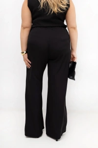 Czarne eleganckie spodnie damskie PLUS SIZE Elisa – ujęcie z tyłu stylizacji z czarnym topem. Klasyczne szerokie spodnie dla kobiet ceniących elegancję i wygodę.