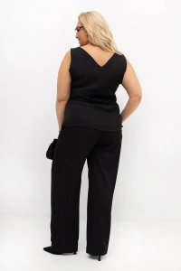 Czarne eleganckie spodnie damskie PLUS SIZE Elisa – zbliżenie na fason z szerokimi prostymi nogawkami i wysokim stanem. Model zestawiony z czarnym topem tworzy ponadczasową elegancką stylizację.