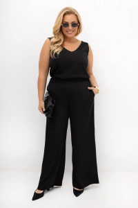 Czarne spodnie damskie PLUS SIZE Elisa z szeroką nogawką – ujęcie podkreślające elegancki krój oraz swobodnie układający się materiał. Eleganckie spodnie dla puszystych kobiet.