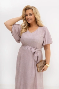 Zbliżenie na sukienkę maxi Wedding Glow z elegancką srebrną poświatą. Widoczny dekolt V, pasek podkreślający talię oraz efektowne szerokie rękawy.