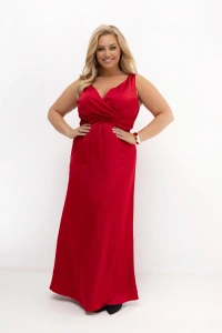 Czerwona sukienka maxi PLUS SIZE z satynowej tkaniny. Elegancka sukienka na wesele PLUS SIZE z kopertowym dekoltem i marszczeniem w talii. Długa sukienka wieczorowa idealna na wesele, galę, bal i eleganckie przyjęcia.