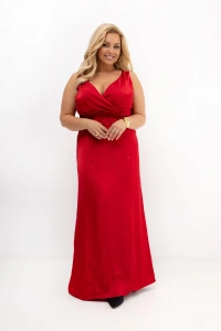 Satynowa czerwona sukienka PLUS SIZE o długości maxi. Elegancka sukienka wieczorowa z kopertowym dekoltem i ozdobnym marszczeniem. Idealna sukienka na wesele, bankiet, galę oraz wyjątkowe uroczystości.