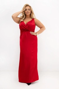 Długa czerwona sukienka na wesele PLUS SIZE z satynowym wykończeniem. Elegancka sukienka maxi z kopertowym dekoltem, podkreślającym kobiecą sylwetkę. Idealna na wesele, bal i wieczorne wyjścia.