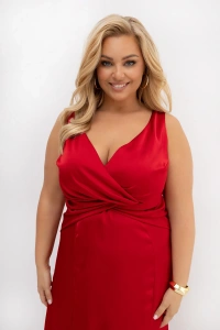 Kopertowy dekolt czerwonej sukienki satynowej PLUS SIZE. Elegancka sukienka wieczorowa z efektownym marszczeniem w talii i subtelnym połyskiem. Idealna kreacja na wesele i eleganckie przyjęcia.