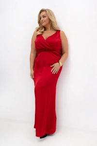 Czerwona sukienka maxi PLUS SIZE z satynowej tkaniny. Elegancka sukienka na wesele z dopasowaną górą i długim fasonem. Stylowa sukienka wieczorowa dla kobiet plus size.