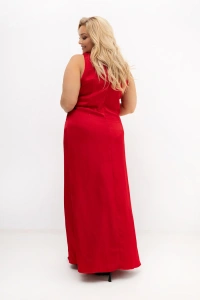 Tył czerwonej sukienki maxi PLUS SIZE z satynowym wykończeniem. Elegancka długa sukienka na wesele i wyjątkowe okazje. Klasyczny fason zapewniający komfort i ponadczasowy wygląd.