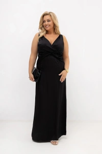 Czarna sukienka maxi PLUS SIZE z satynowej tkaniny. Elegancka sukienka na wesele PLUS SIZE z kopertowym dekoltem i marszczeniem w talii. Długa sukienka wieczorowa idealna na wesele, galę, bal i eleganckie przyjęcia.