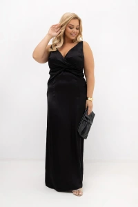 Satynowa czarna sukienka PLUS SIZE o długości maxi. Elegancka sukienka wieczorowa z kopertowym dekoltem i ozdobnym marszczeniem. Idealna sukienka na wesele, bankiet, galę oraz wyjątkowe uroczystości.