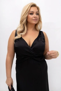 Kopertowy dekolt czarnej sukienki satynowej PLUS SIZE. Elegancka sukienka wieczorowa z efektownym marszczeniem w talii i subtelnym połyskiem. Idealna kreacja na wesele i eleganckie przyjęcia.